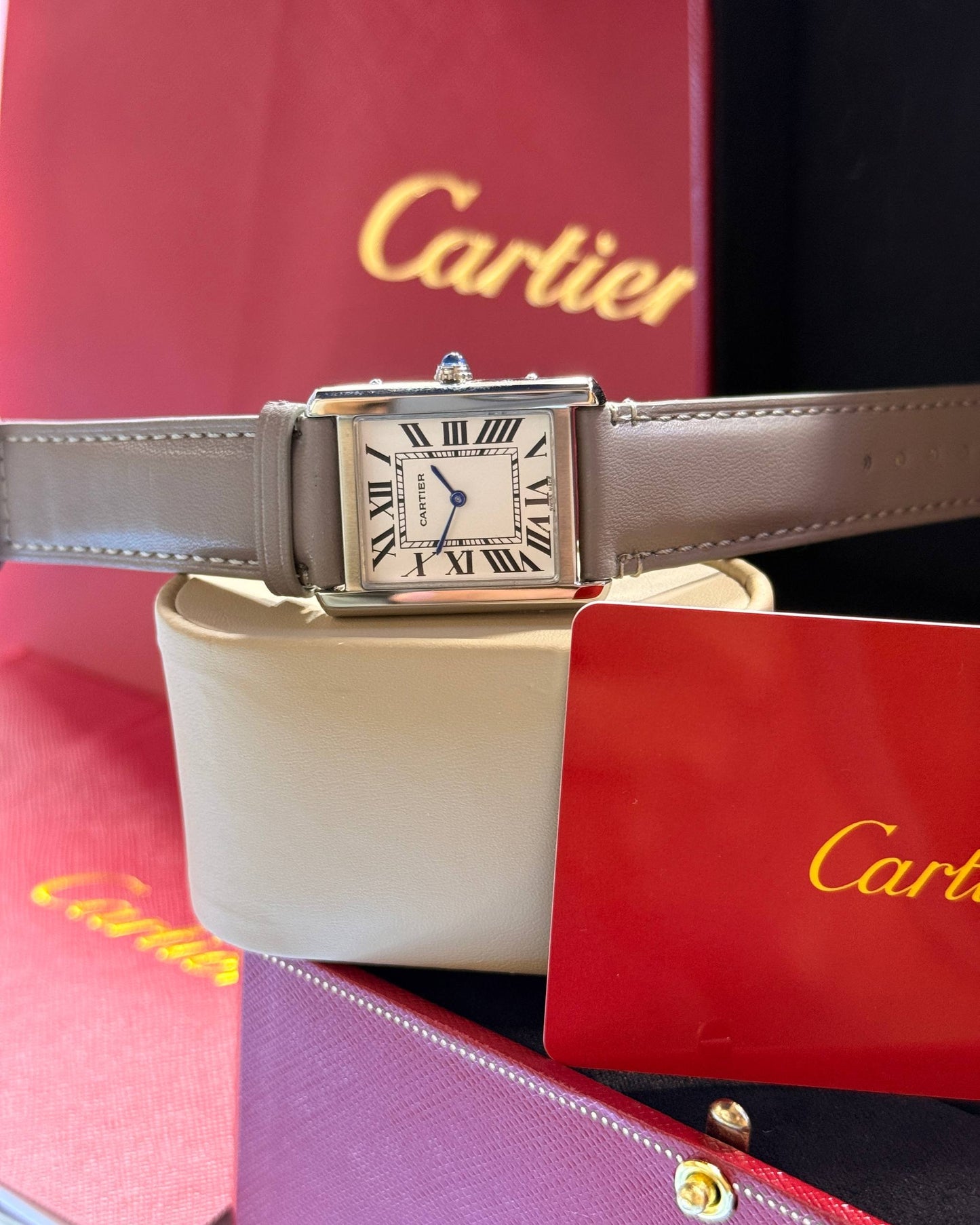 Montre Cartier Tank A Bracelet Cuir En Couleurs