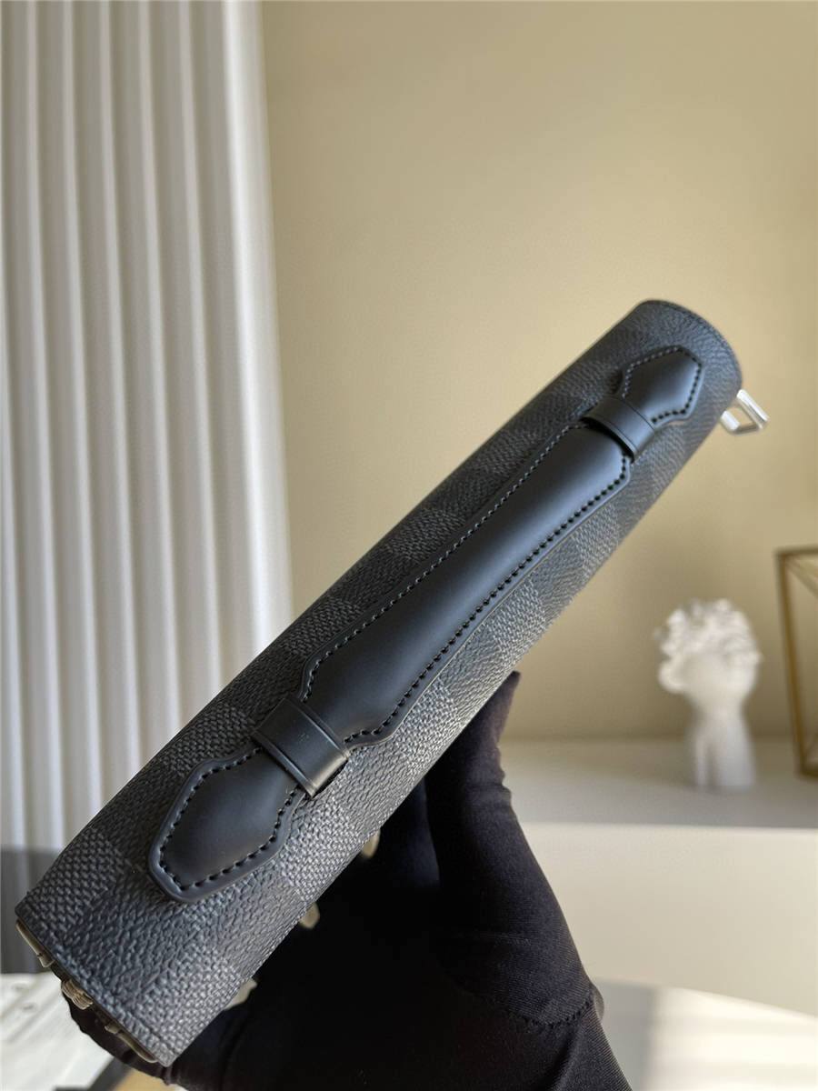 Pochette Louis Vuitton Homme accessoires