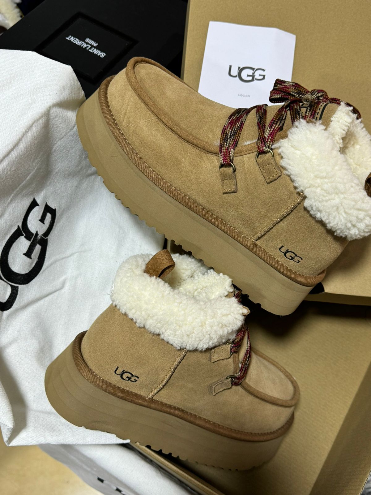 UGG a Lacets Femme