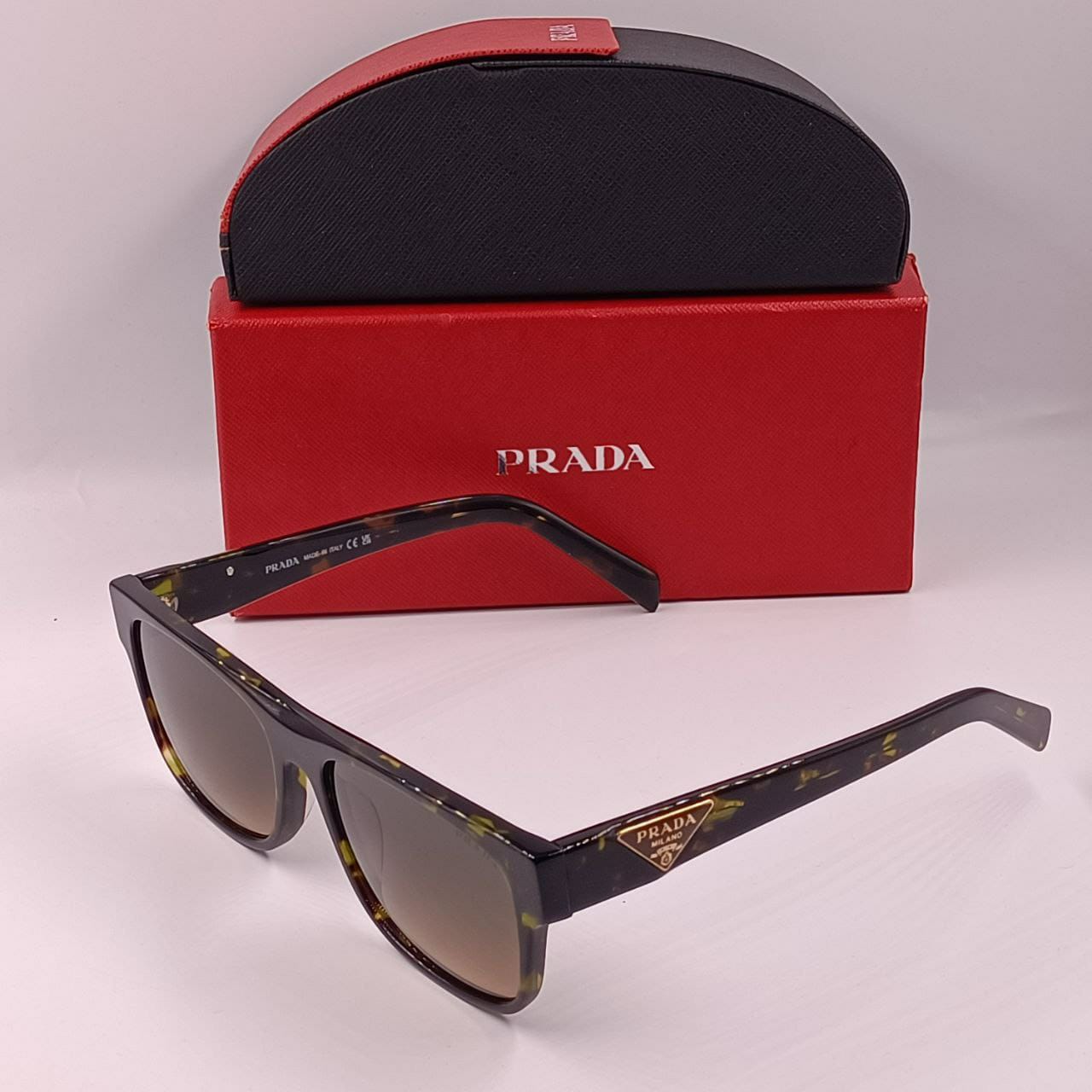 Lunette Solaire Prada Homme Verre UV et Antireflet Livré avec boite et accessoires Prada