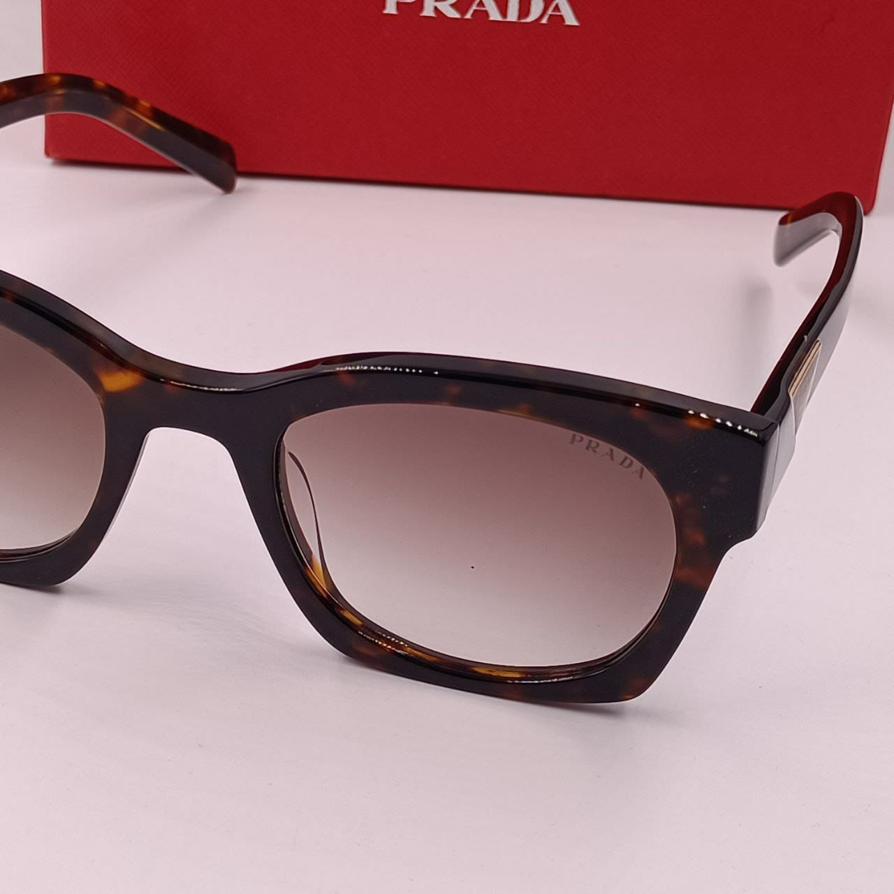 Lunette Solaire Prada Homme Verre UV et Antireflet Livré avec boite et accessoires Prada