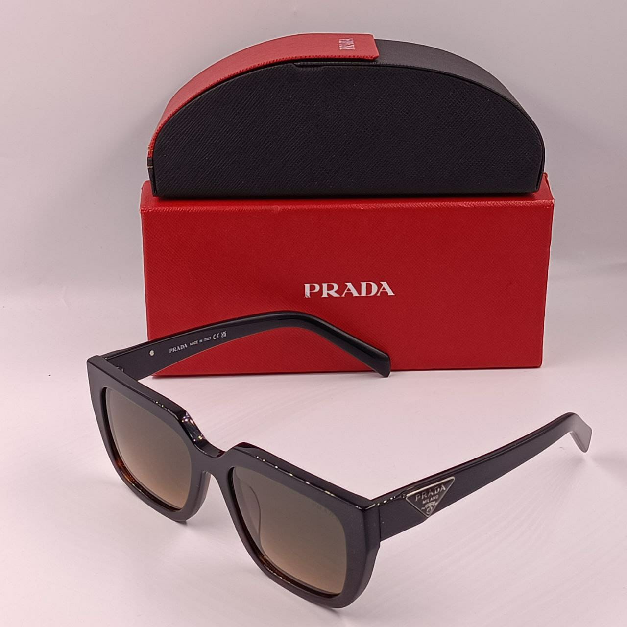 Lunette Solaire Prada Homme Verre UV et Antireflet Livré avec boite et accessoires Prada