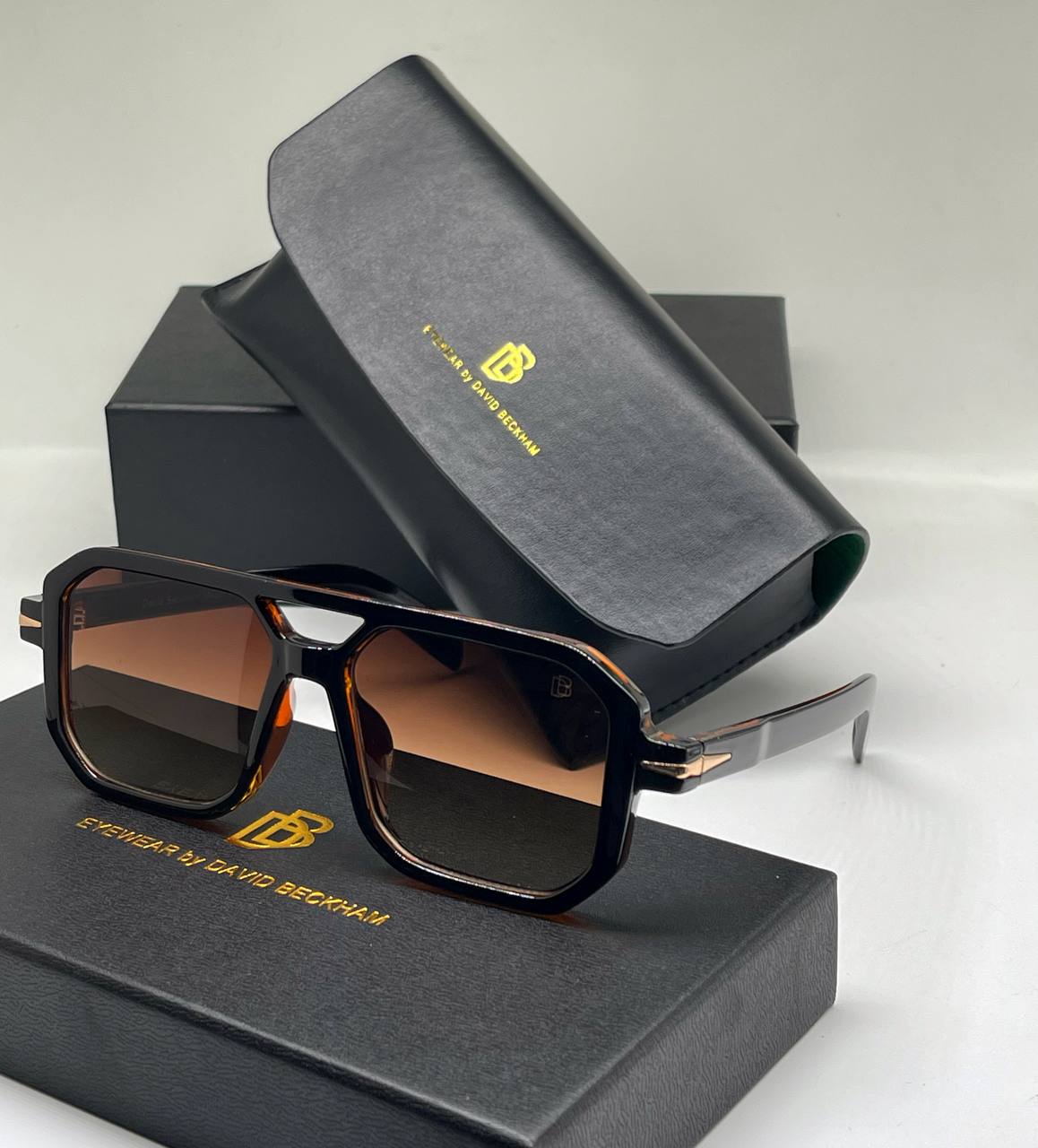 Lunette Solaire David Beckham avec boite et accessoires Homme