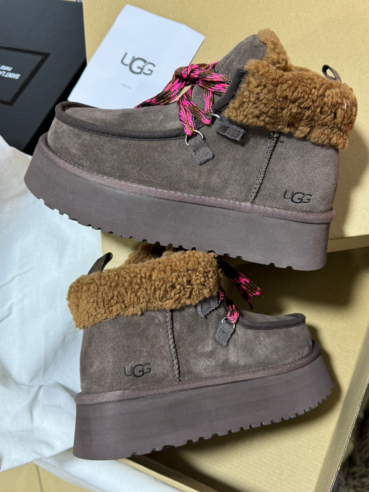 UGG a Lacets Femme