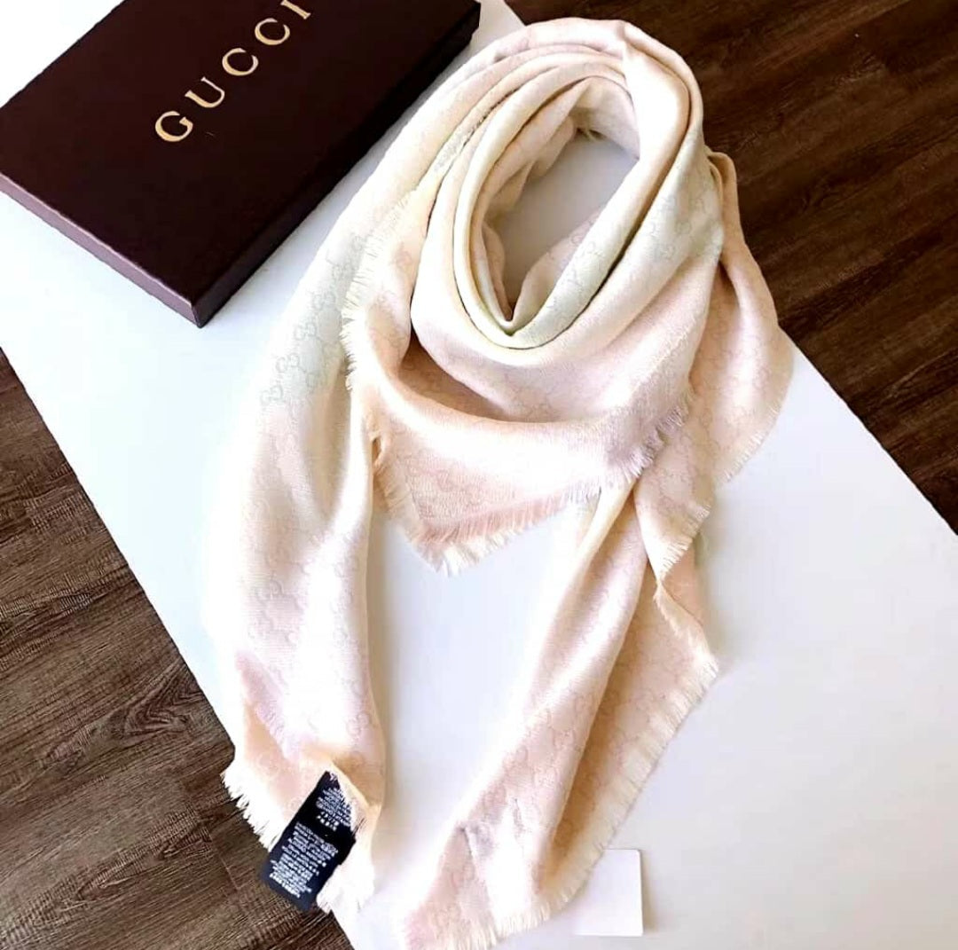 Foulars De Luxe Gucci Femme avec boite et accessoires Gucci