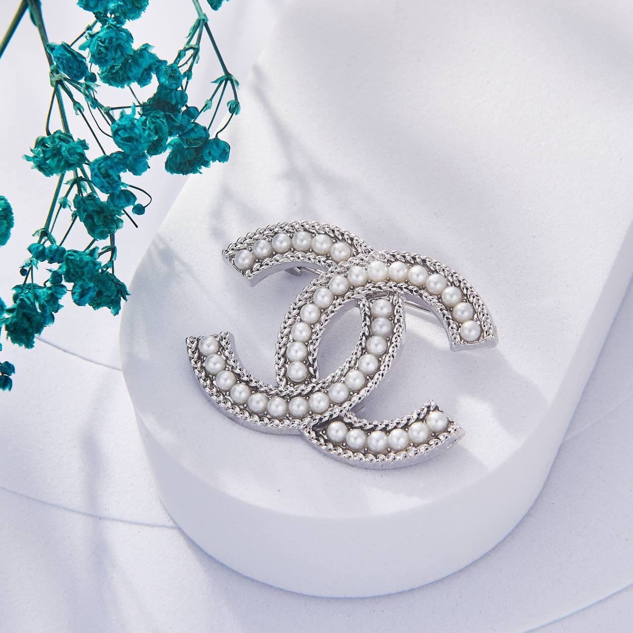 Une Selection de luxe de Broche Chanel Inoxydable