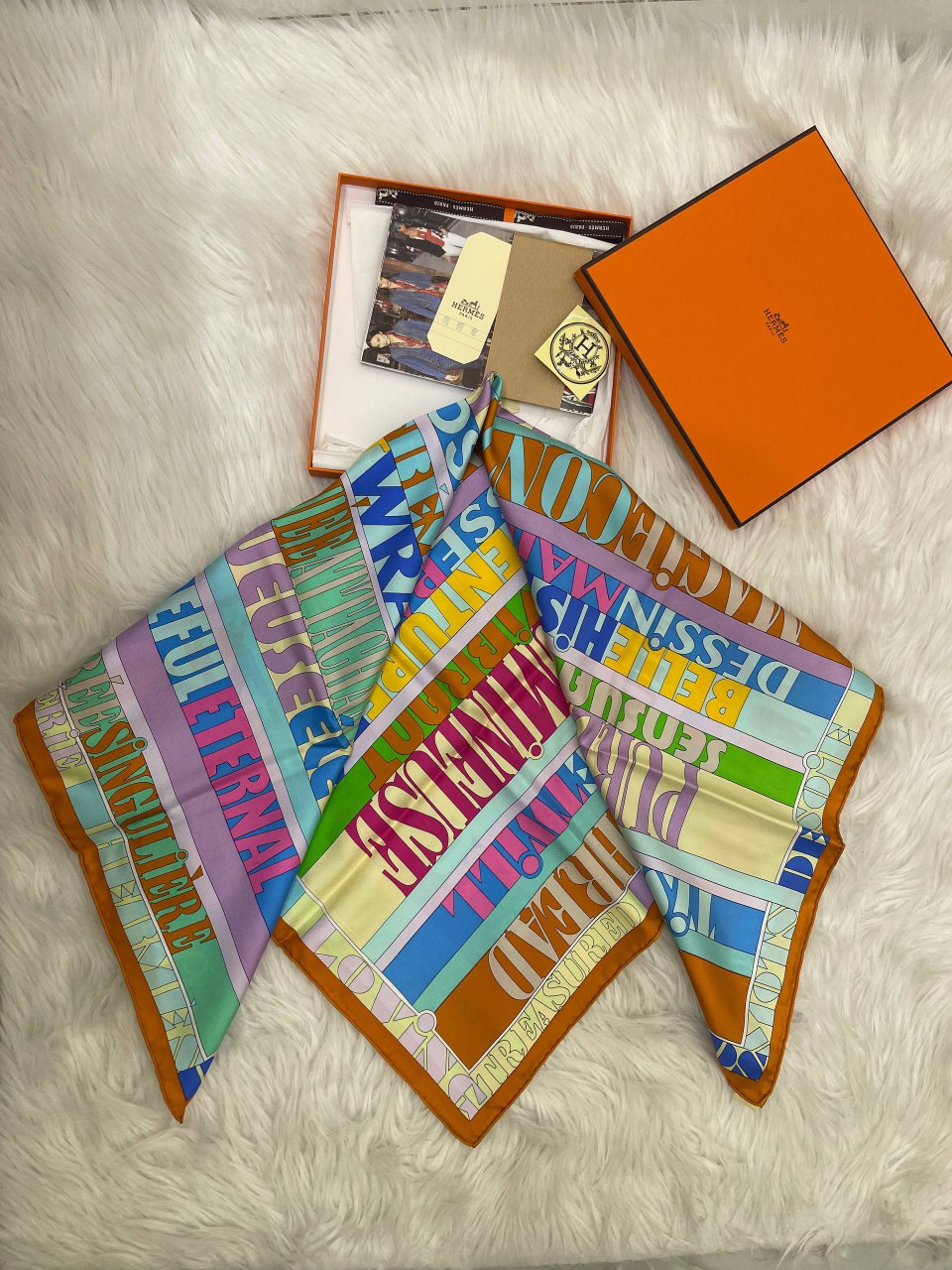 Foulard Hermès Avec boite 90/90