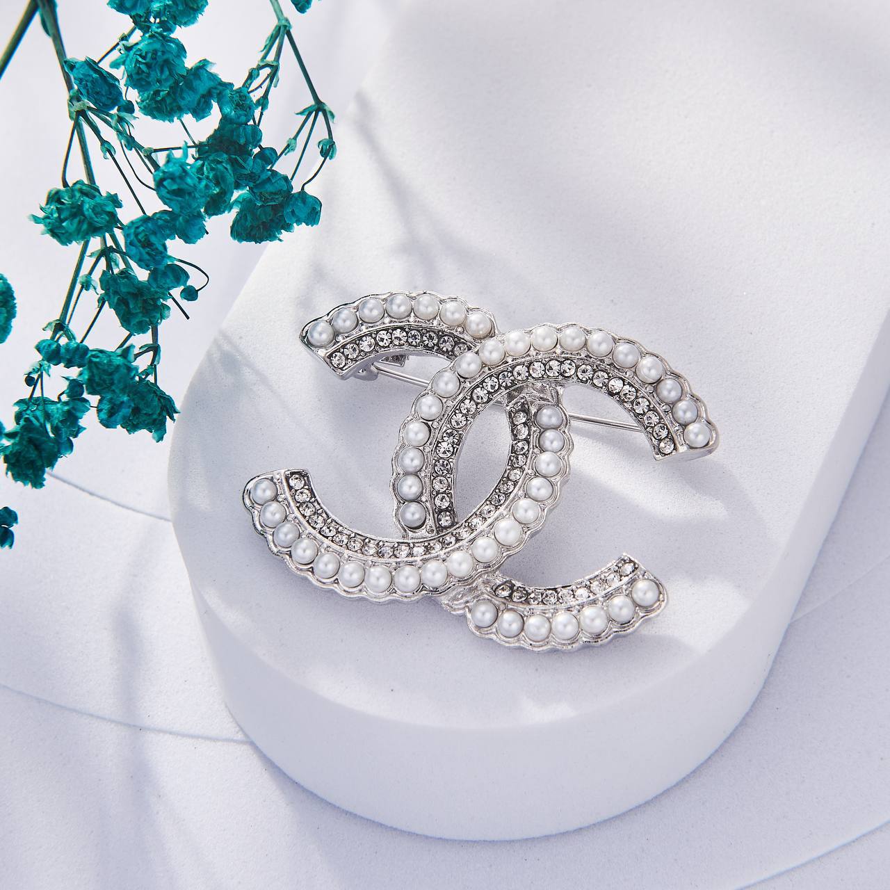 Une Selection de luxe de Broche Chanel Inoxydable