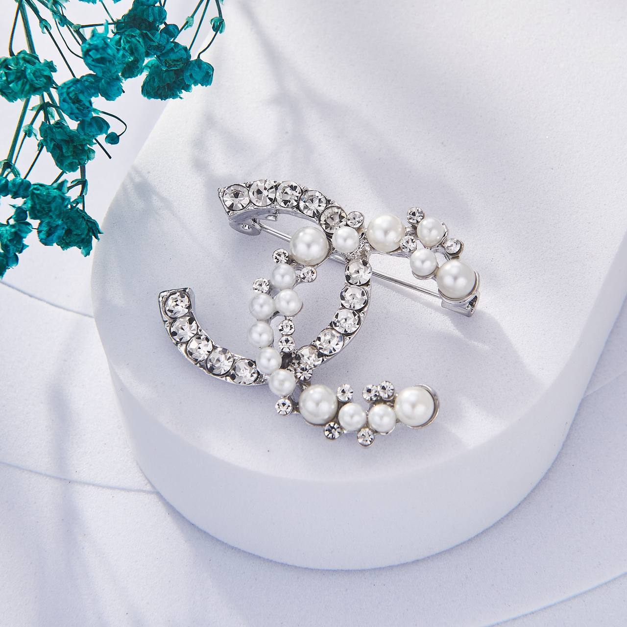Une Selection de luxe de Broche Chanel Inoxydable