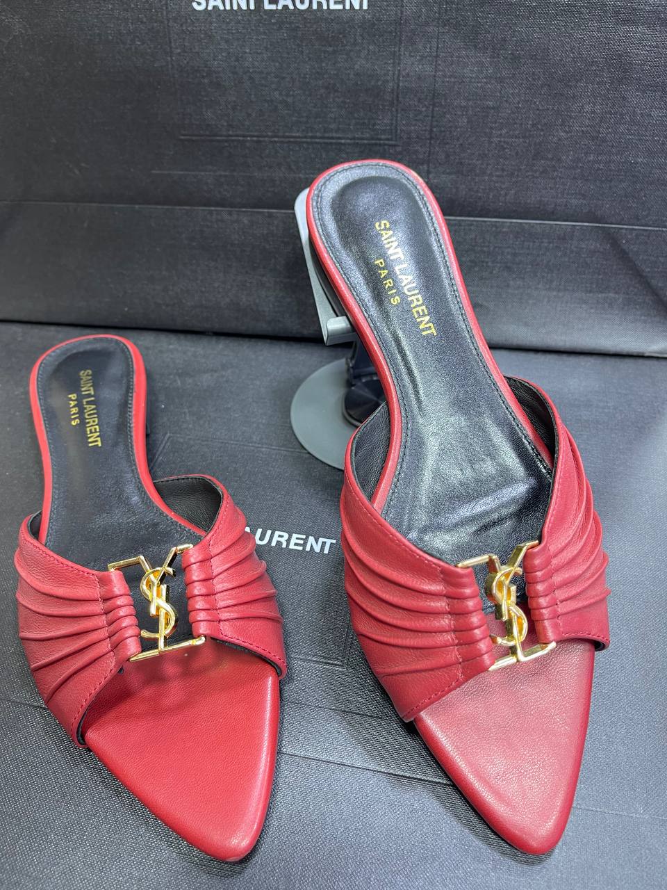 Sandale Plate Yves Saint Laurent en Cuir