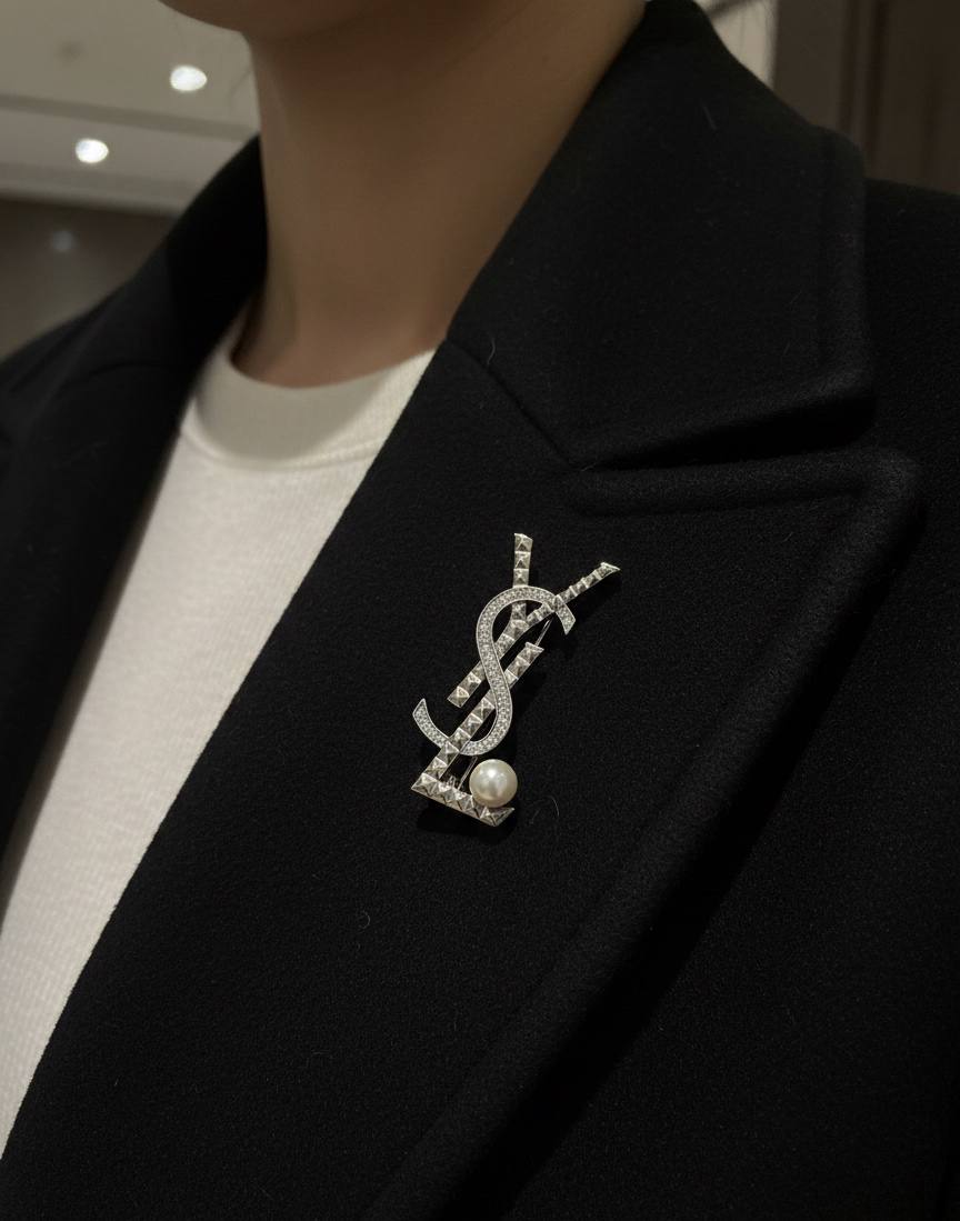 Broche Yves Saint Laurent A détail Perle
