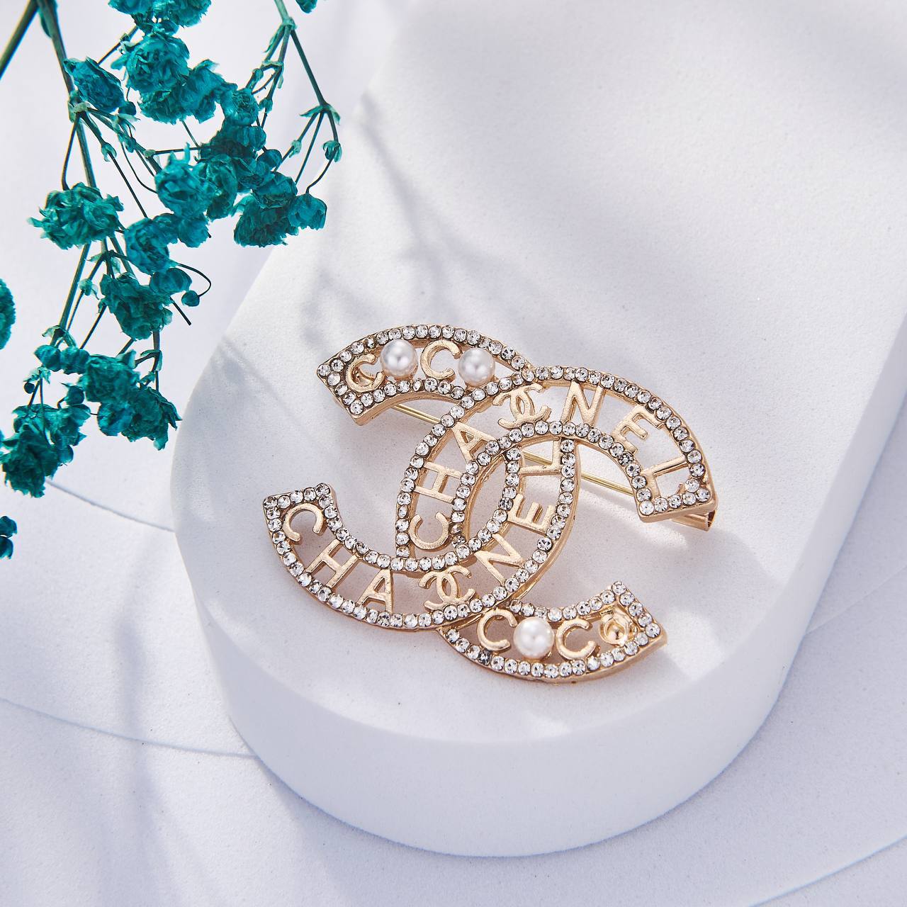 Une Selection de luxe de Broche Chanel Inoxydable