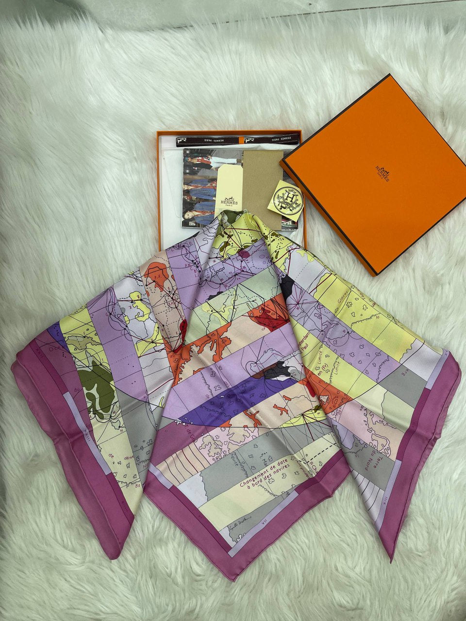 Foulard Hermès Avec boite 90/90