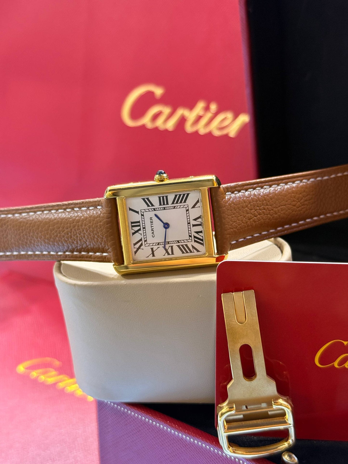 Montre Cartier Tank A Bracelet Cuir En Couleurs