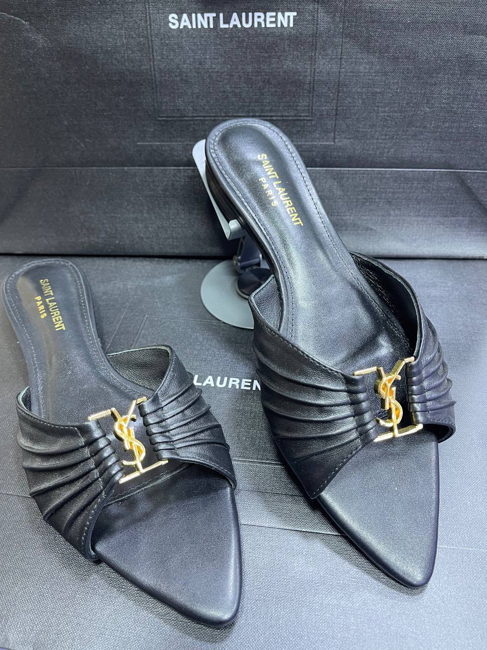 Sandale Plate Yves Saint Laurent en Cuir