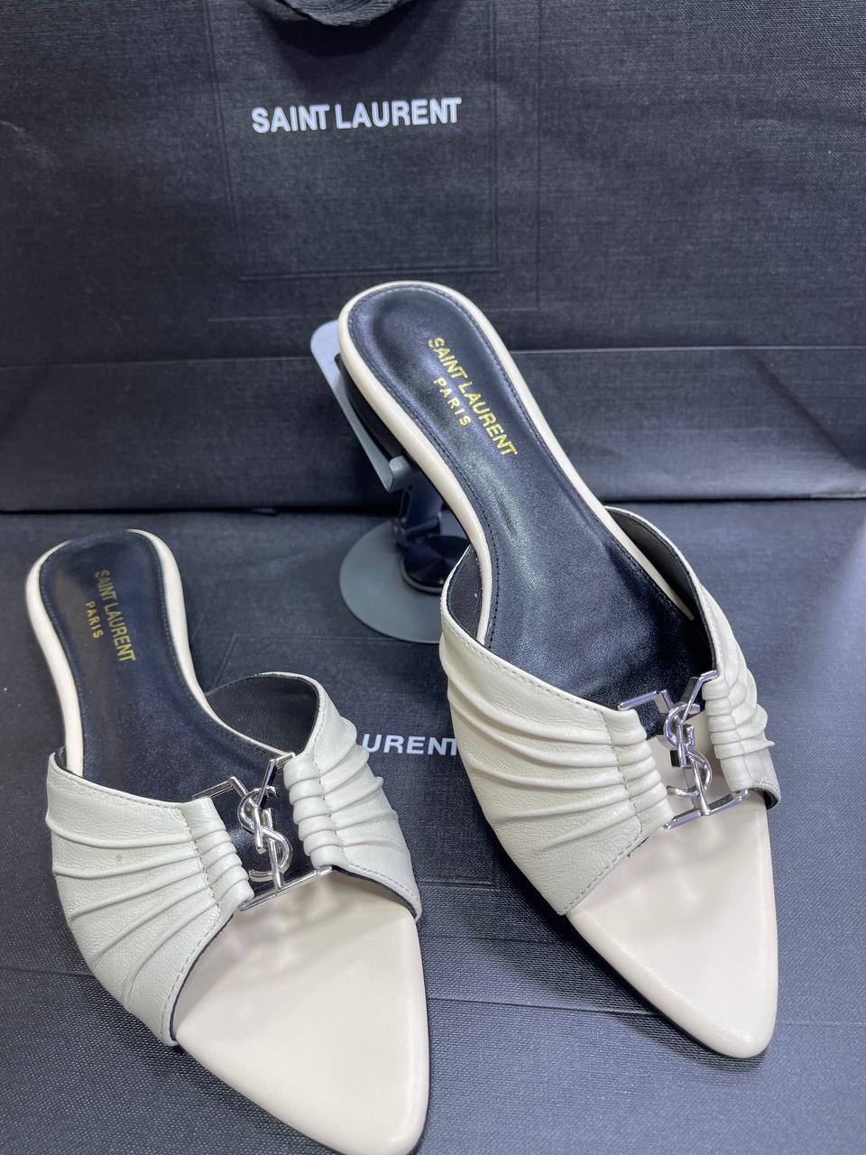 Sandale Plate Yves Saint Laurent en Cuir