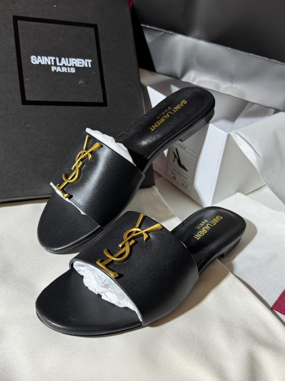 Sandale Yves Saint Laurent Plate en Cuir