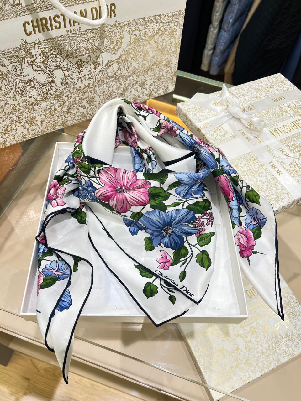 Foulard Christian Dior en Vrai Soie 90/90 cm