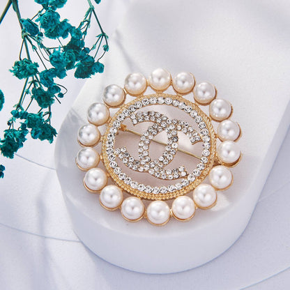 Une Selection de luxe de Broche Chanel Inoxydable