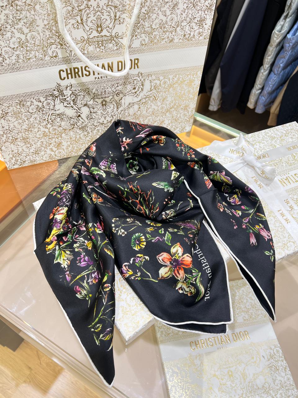 Foulard Christian Dior en Vrai Soie 90/90 cm