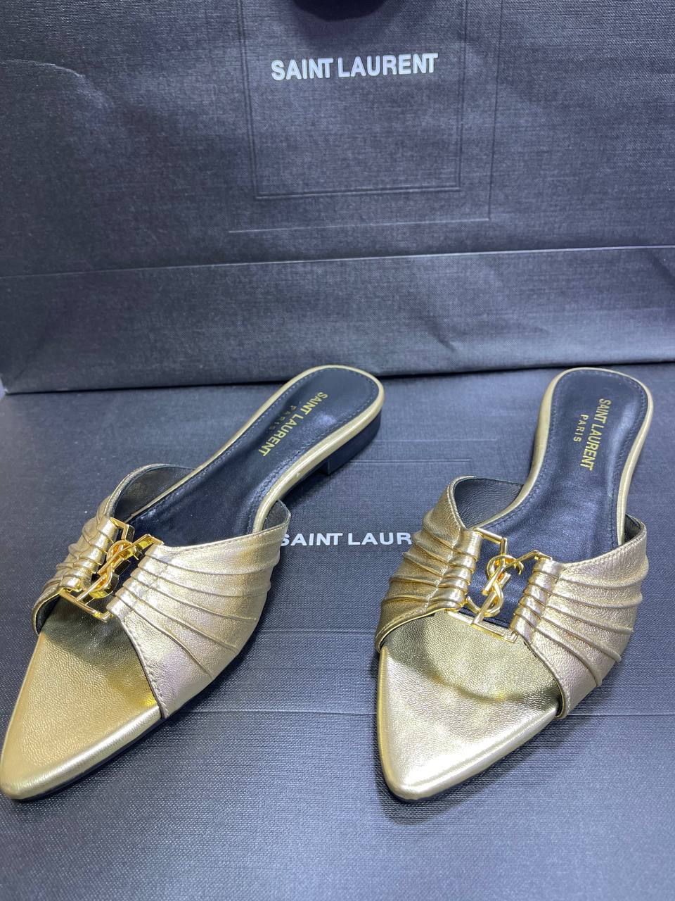 Sandale Plate Yves Saint Laurent en Cuir