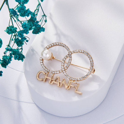 Une Selection de luxe de Broche Chanel Inoxydable