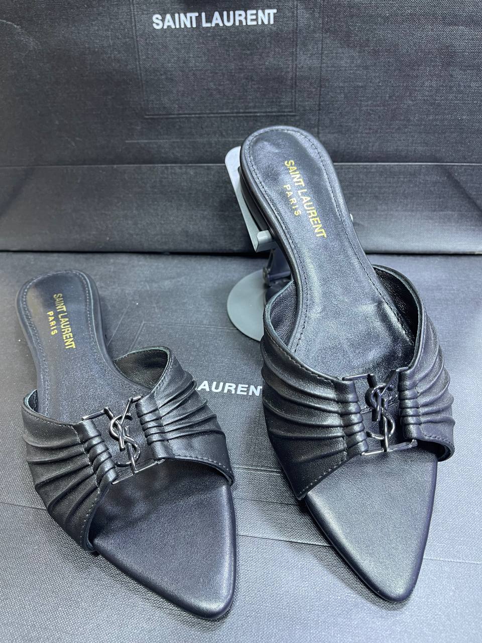 Sandale Plate Yves Saint Laurent en Cuir