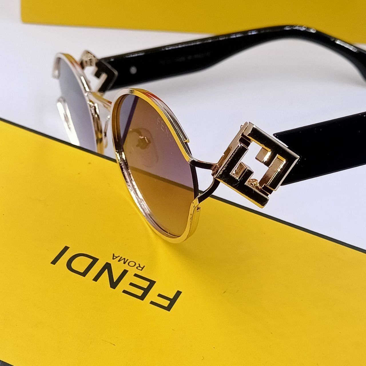 Lunette Solaire Fendi avec boite